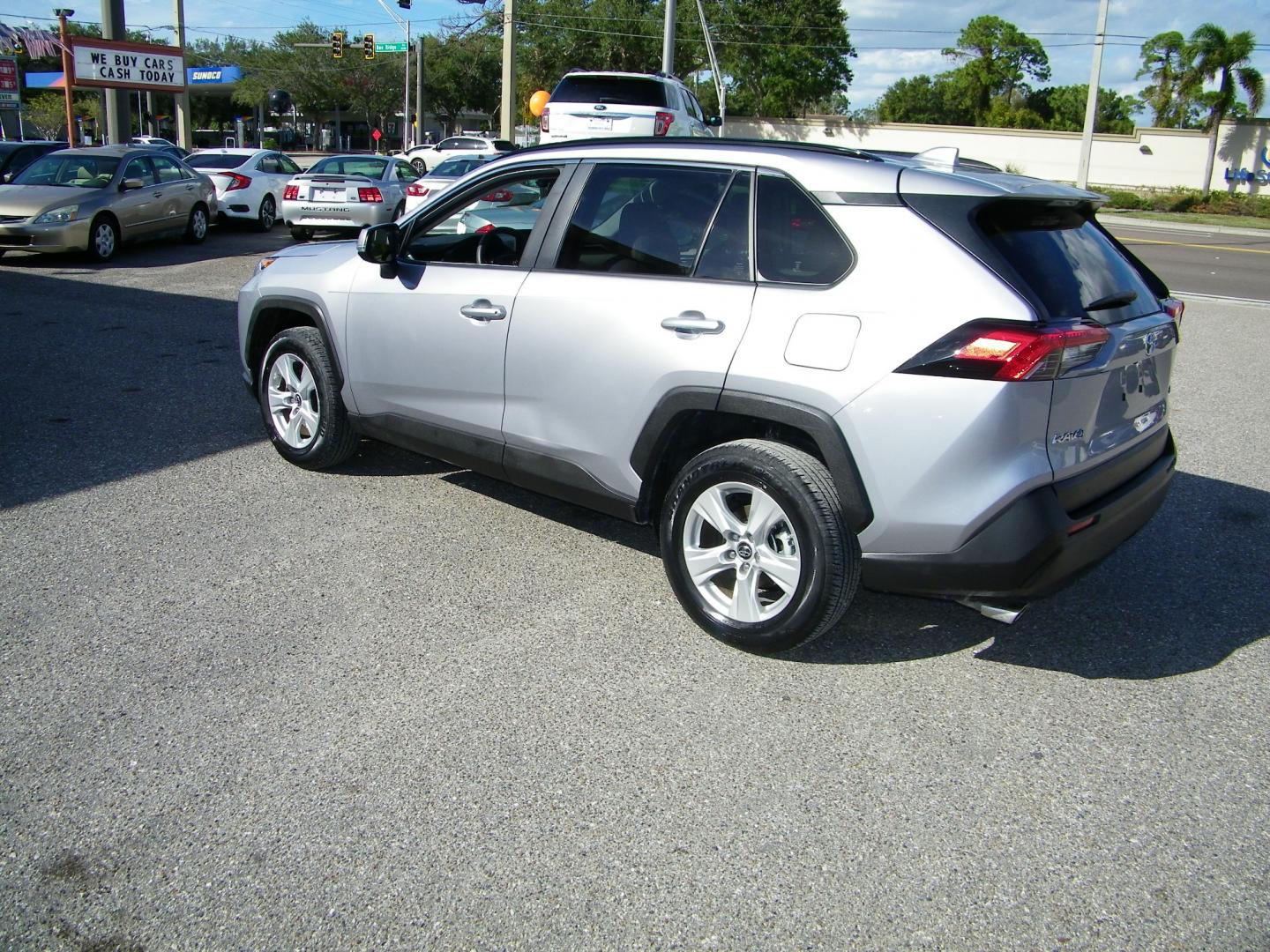 2019 Silver /Tan Toyota RAV4 XLE (JTMW1RFV2KD) with an 2.5L L4 DOHC 16V engine, 8A transmission, located at 4000 Bee Ridge Road, Sarasota, FL, 34233, (941) 926-0300, 27.298664, -82.489151 - Photo#3